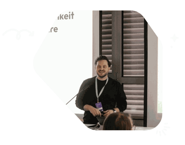 Oliver Dahm als Speaker auf einer Konferenzbühne